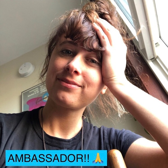 Meet your Posher, Liz - Picture 1 of 8